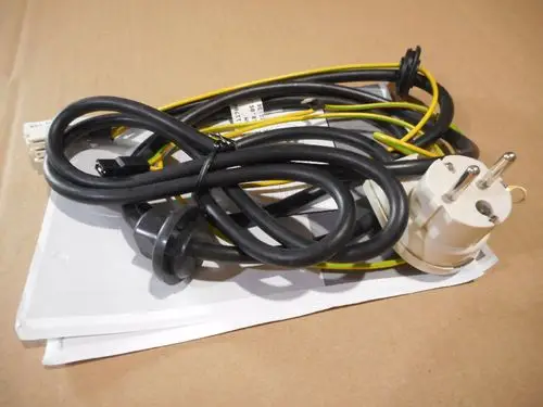 Netzkabel mit mehreren Leitungen und einem Stecker, teilweise isoliert, auf hellen Unterlagen. Marke: Remeha.